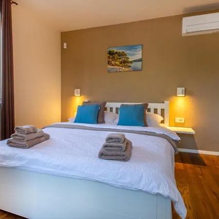 Luxury Pool Gradin - Happy Villa